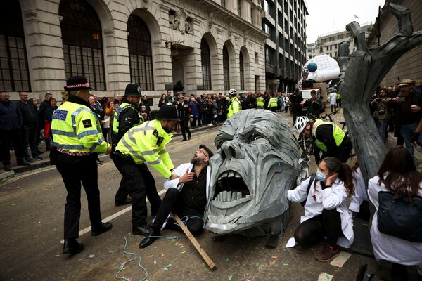 Активисты Extinction Rebellion протестуют на маршруте парада во время шоу лорд-мэра в Лондоне, Великобритания. - Sputnik Азербайджан