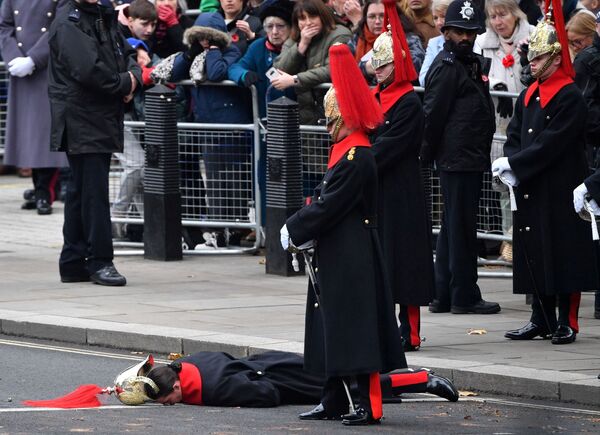 Член домашней кавалерии лежит на земле перед церемонией Воскресения памяти в Кенотафе на Уайтхолле, Великобритания. - Sputnik Азербайджан