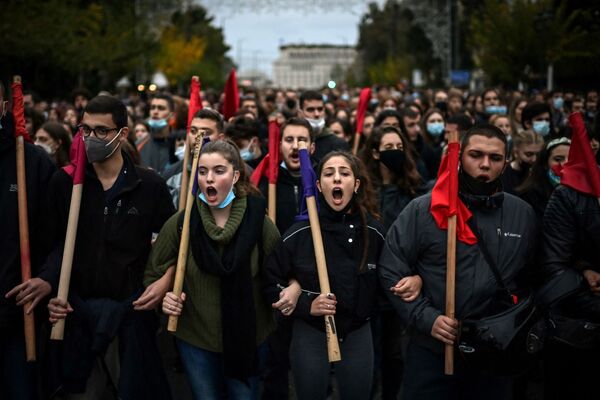 Демонстранты принимают участие в марше к посольству США во время митинга, посвященного 48-й годовщине восстания Афинского политехнического института против военной хунты в 1973 году, в Афинах. - Sputnik Азербайджан