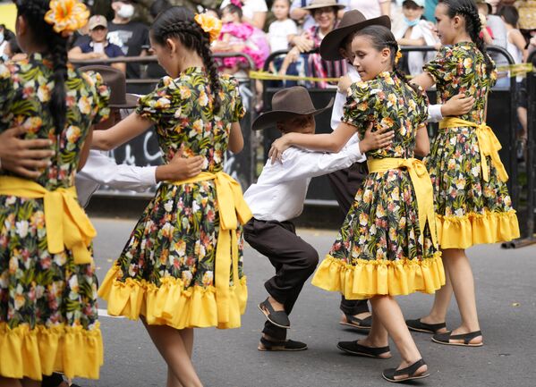 Парад народных танцоров во время Международного турнира Йоропо в Вильявисенсио, Колумбия. - Sputnik Азербайджан