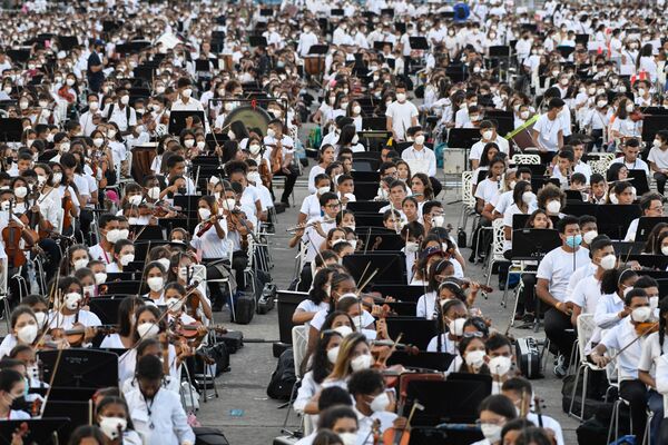 Венесуэльские играют во время попытки войти в Книгу рекордов Гиннеса как крупнейший оркестр мира. - Sputnik Азербайджан