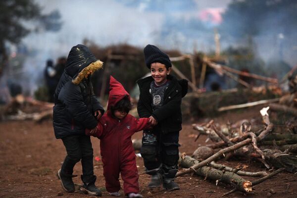 Дети в лагере нелегальных мигрантов на белорусско-польской границе - Sputnik Азербайджан