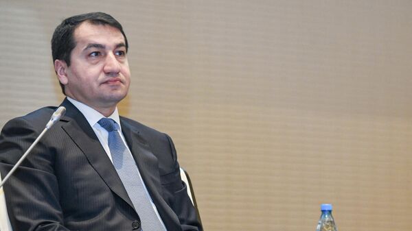 Помощник Президента Азербайджана - заведующий отделом по вопросам внешней политики Хикмет Гаджиев - Sputnik Azərbaycan