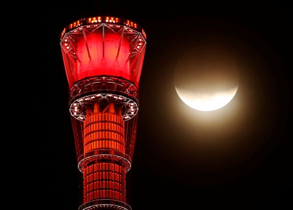 Луна рядом с самой высокой в мире телебашней Tokyo Skytree во время частичного лунного затмения в Токио, Япония. - Sputnik Азербайджан