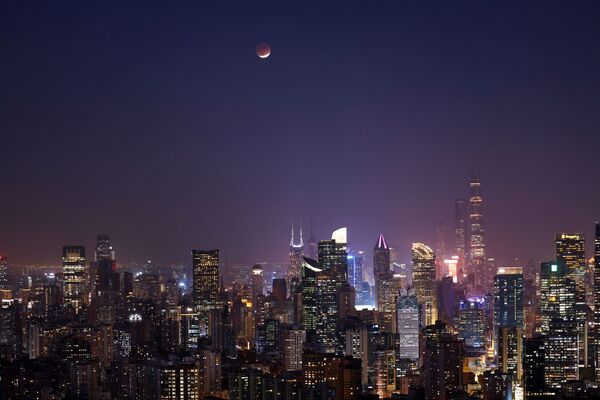 Лунное затмение над Шанхаем, Китай. - Sputnik Азербайджан