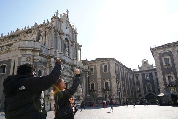 Pyatsa Duomo meydanına toplaşan insanlar Kataniya səmasında qismən Ay tutulmasını müşahidə edərkən, İtaliya. - Sputnik Azərbaycan