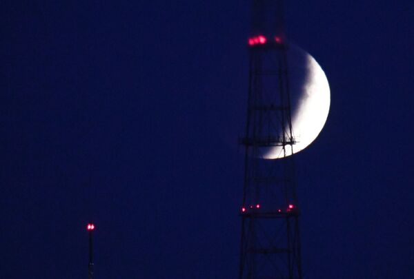 Луна во время затмения во Владивостоке. - Sputnik Азербайджан