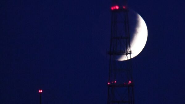 Луна во время затмения во Владивостоке - Sputnik Азербайджан
