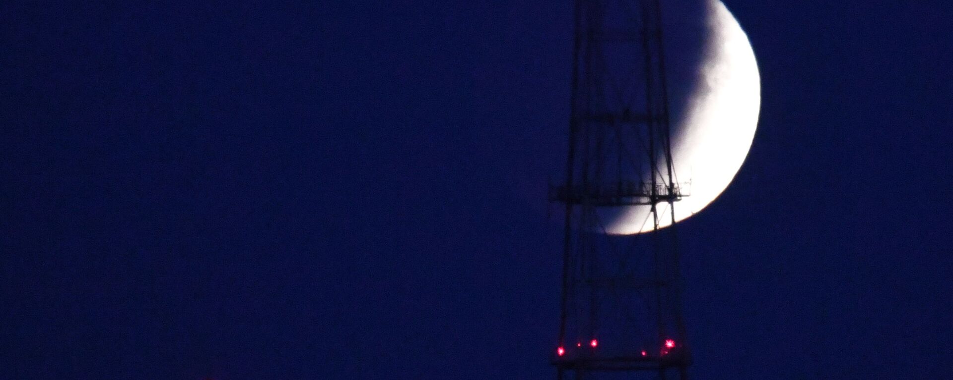 Луна во время затмения во Владивостоке - Sputnik Азербайджан, 1920, 28.10.2023