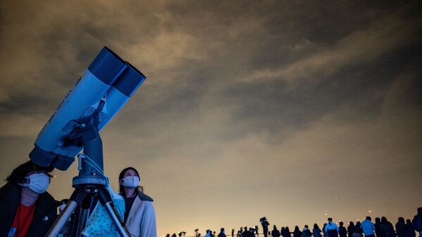 Люди наблюдают за ночным небом в телескоп со смотровой площадки Роппонги-Хиллз в Токио - Sputnik Азербайджан