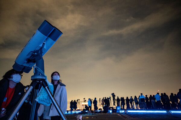 Tokiodakı Roppongi-Hills baxış meydançasındakı adamlar gecə səmasına teleskopla baxırlar. - Sputnik Azərbaycan