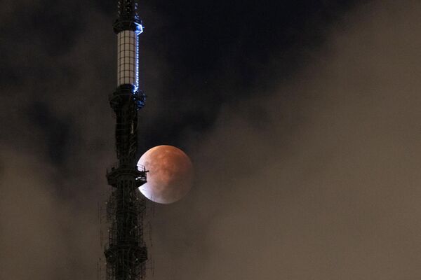 Лунное затмение над Всемирным торговым центром в Нью-Йорке. - Sputnik Азербайджан