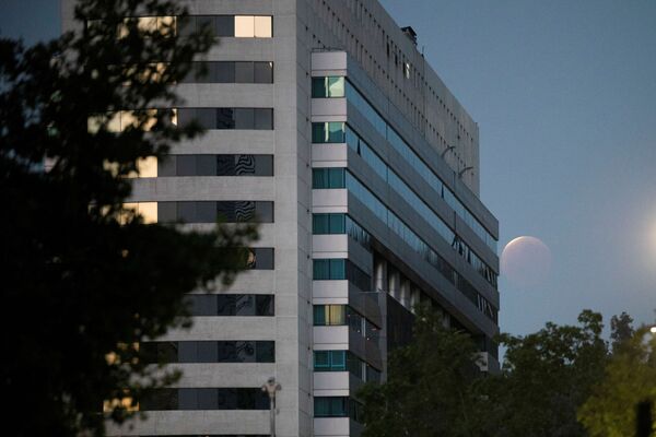 Частичное лунное затмение, наблюдаемое в Сантьяго, Чили. - Sputnik Азербайджан