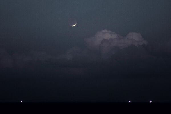 Частичное лунное затмение, наблюдаемое со смотровой площадки в Нью-Тайбэе, Тайвань. - Sputnik Азербайджан
