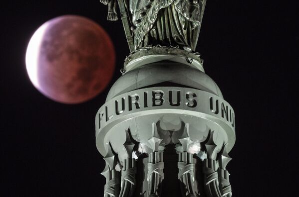 Лунное затмение над Статуей Свободы в Вашингтоне. - Sputnik Азербайджан