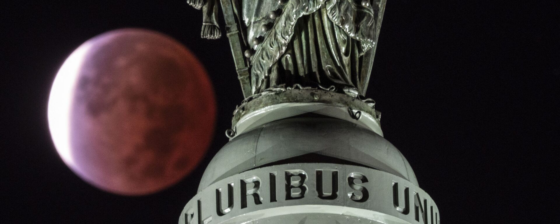 Лунное затмение над Статуей Свободы в Вашингтоне - Sputnik Азербайджан, 1920, 20.11.2021