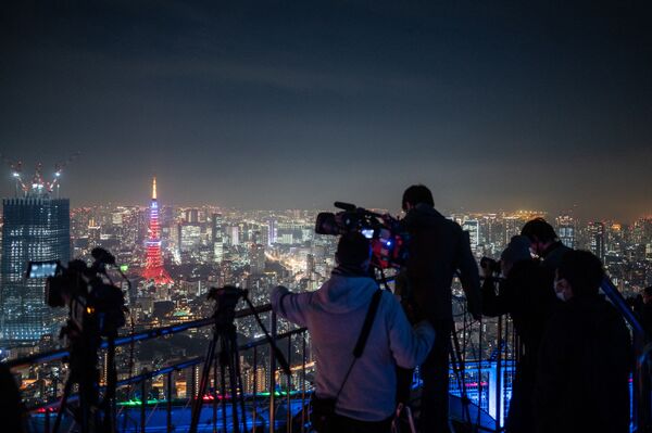 Журналисты снимают лунное затмение со смотровой площадки в Токио. - Sputnik Азербайджан