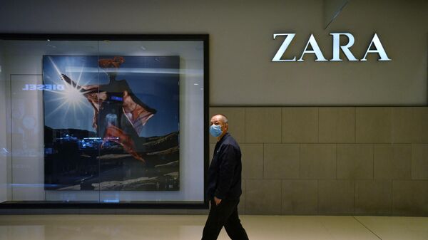 Мужчина проходит мимо магазина одежды Zara - Sputnik Азербайджан