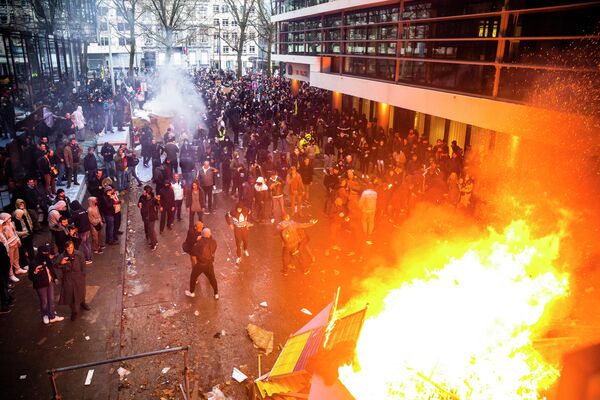 Протестующие жгут огонь во время демонстрации в Бельгии. - Sputnik Азербайджан