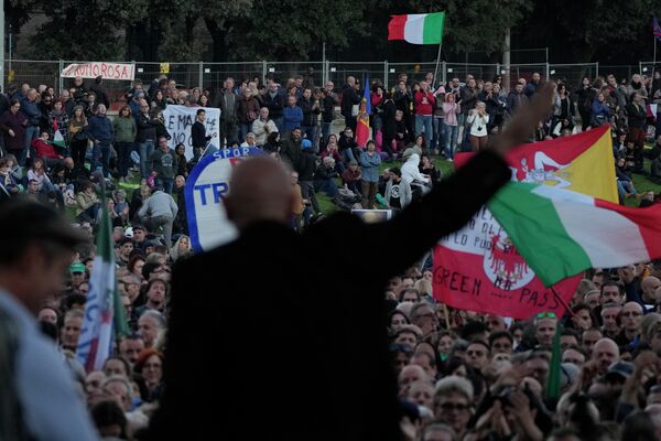 Демонстранты во время акции протеста в Риме. - Sputnik Азербайджан