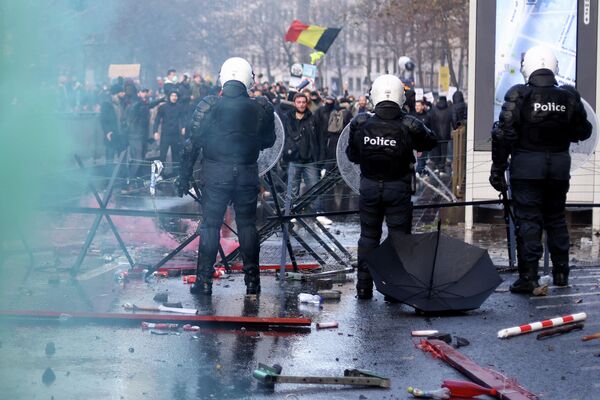 Протестующие противостоят полиции во время демонстрации против мер правительства Бельгии по сдерживанию распространения Covid-19 и обязательной вакцинации в Брюсселе. - Sputnik Азербайджан