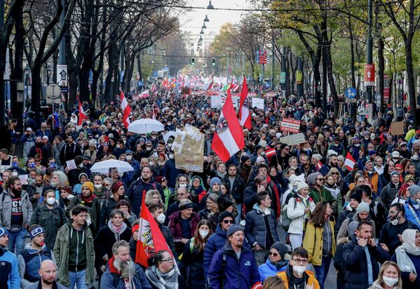 Сотни людей принимают участие в демонстрации против ограничений в Вене. - Sputnik Азербайджан