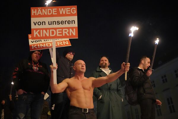 Демонстранты держат факелы и плакаты в Вене, Австрия. - Sputnik Азербайджан