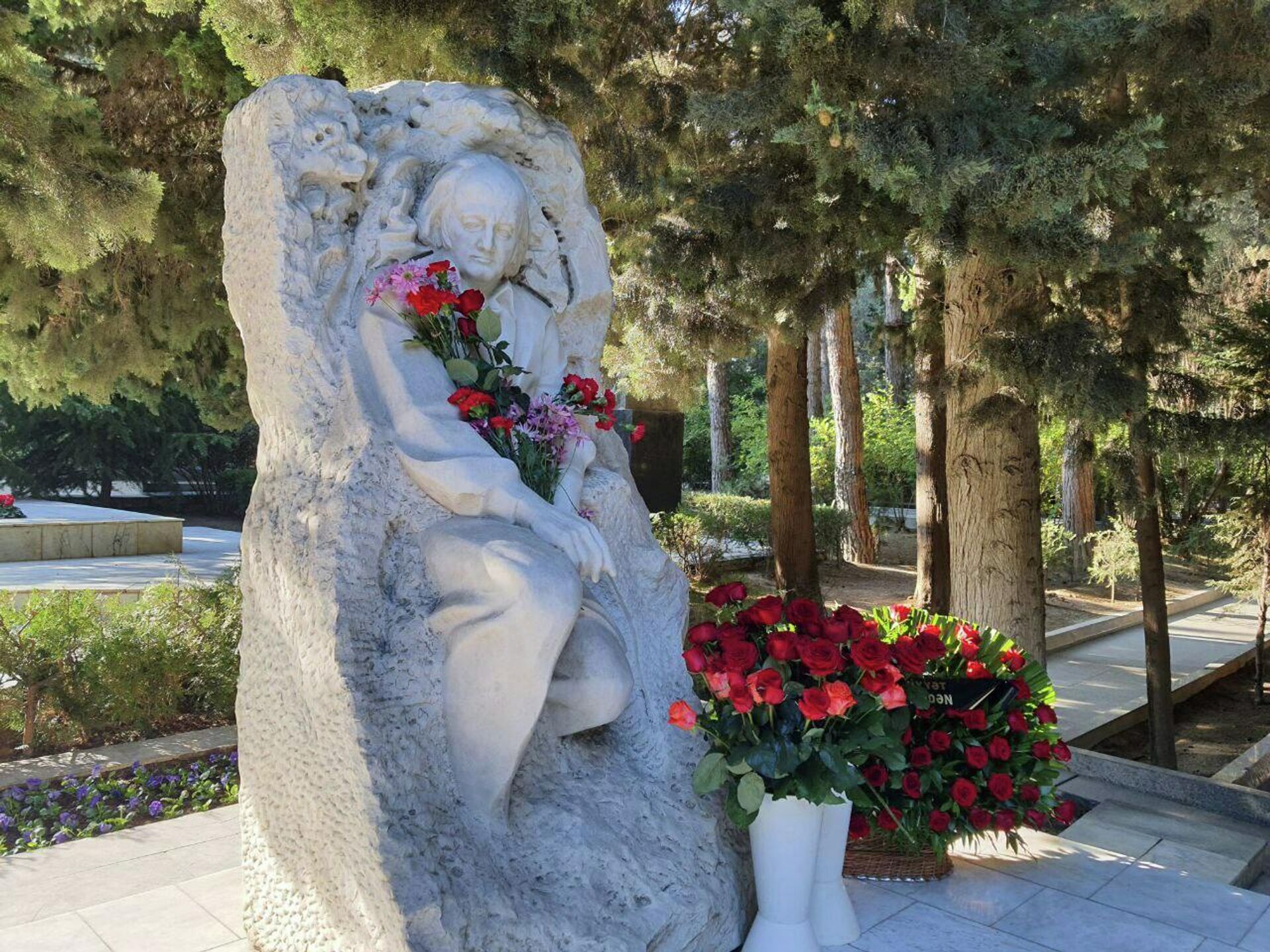 На Аллее почетного захоронения почтили память Фикрета Амирова - Sputnik Азербайджан, 1920, 22.11.2021