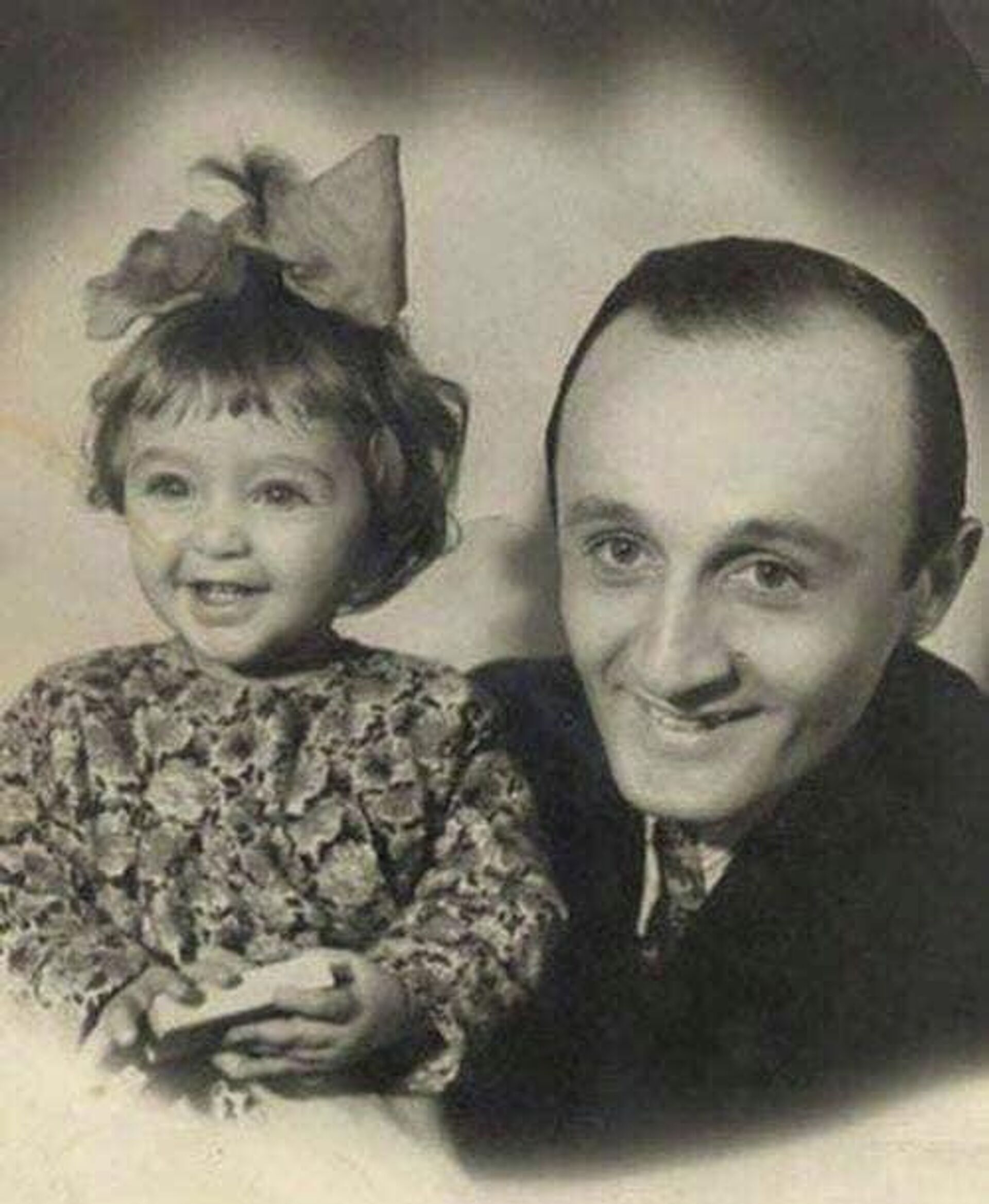 Фикрет Амировой со своей старшей дочерью Афят  - Sputnik Азербайджан, 1920, 22.11.2021