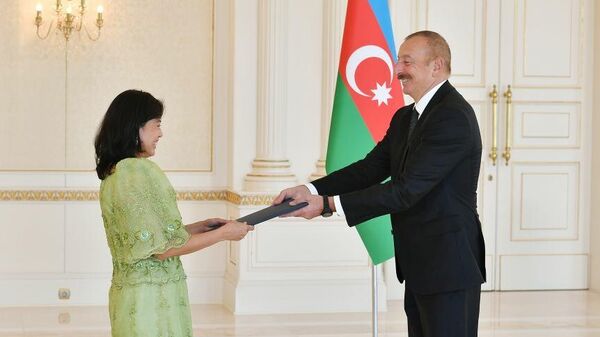 Азербайджанский лидер принял верительные грамоты новоназначенного чрезвычайного и полномочного посла Филиппин в Азербайджане Марии Элены Алгабре - Sputnik Азербайджан