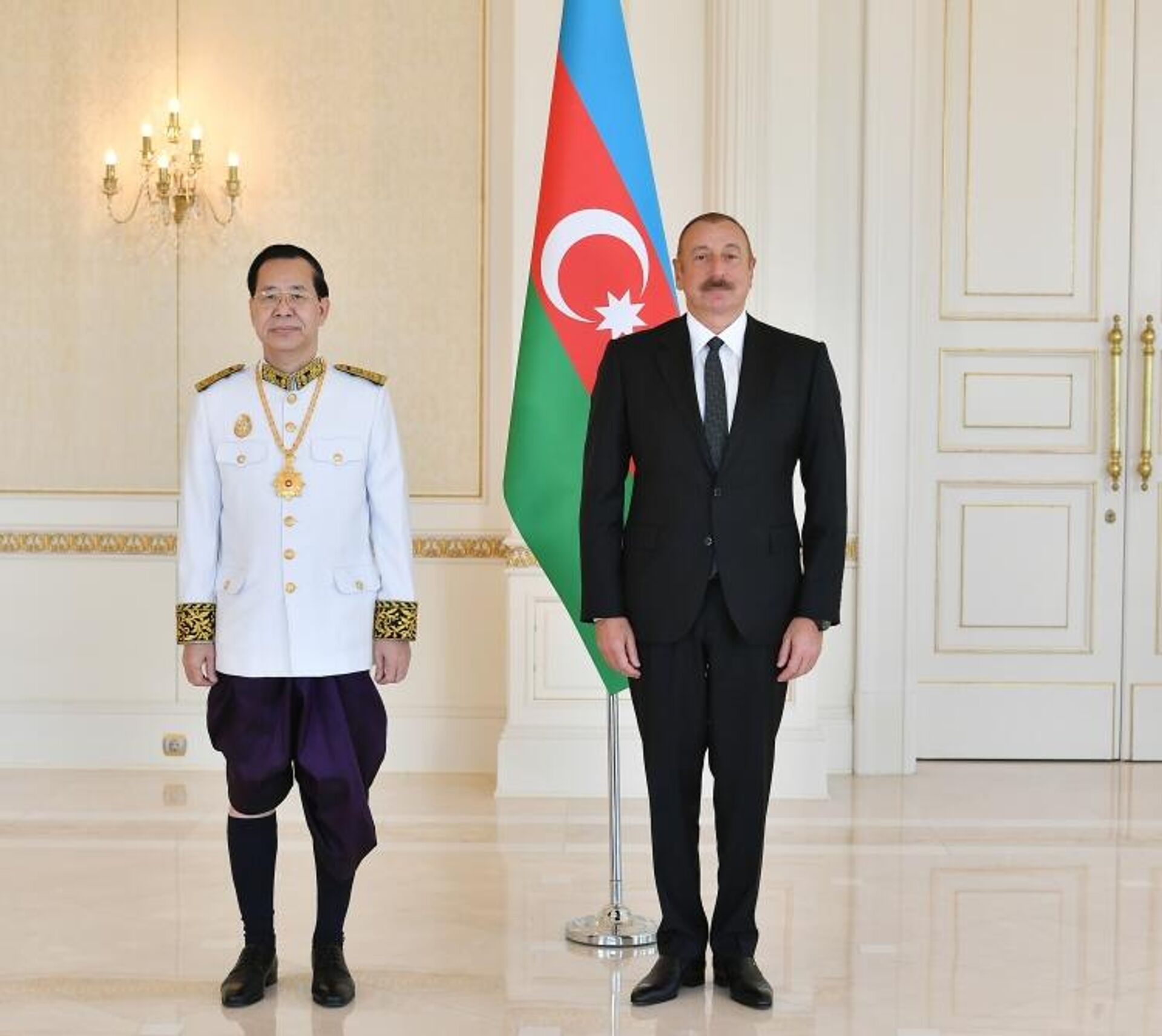 Азербайджанский лидер принял верительные грамоты новоназначенного чрезвычайного и полномочного посла Камбоджи в республике Ким Хенга Меаса - Sputnik Азербайджан, 1920, 23.11.2021