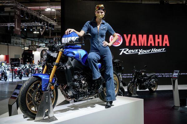 Модель представляет мотоцикл Yamaha XSR900 на выставке EICMA. - Sputnik Азербайджан