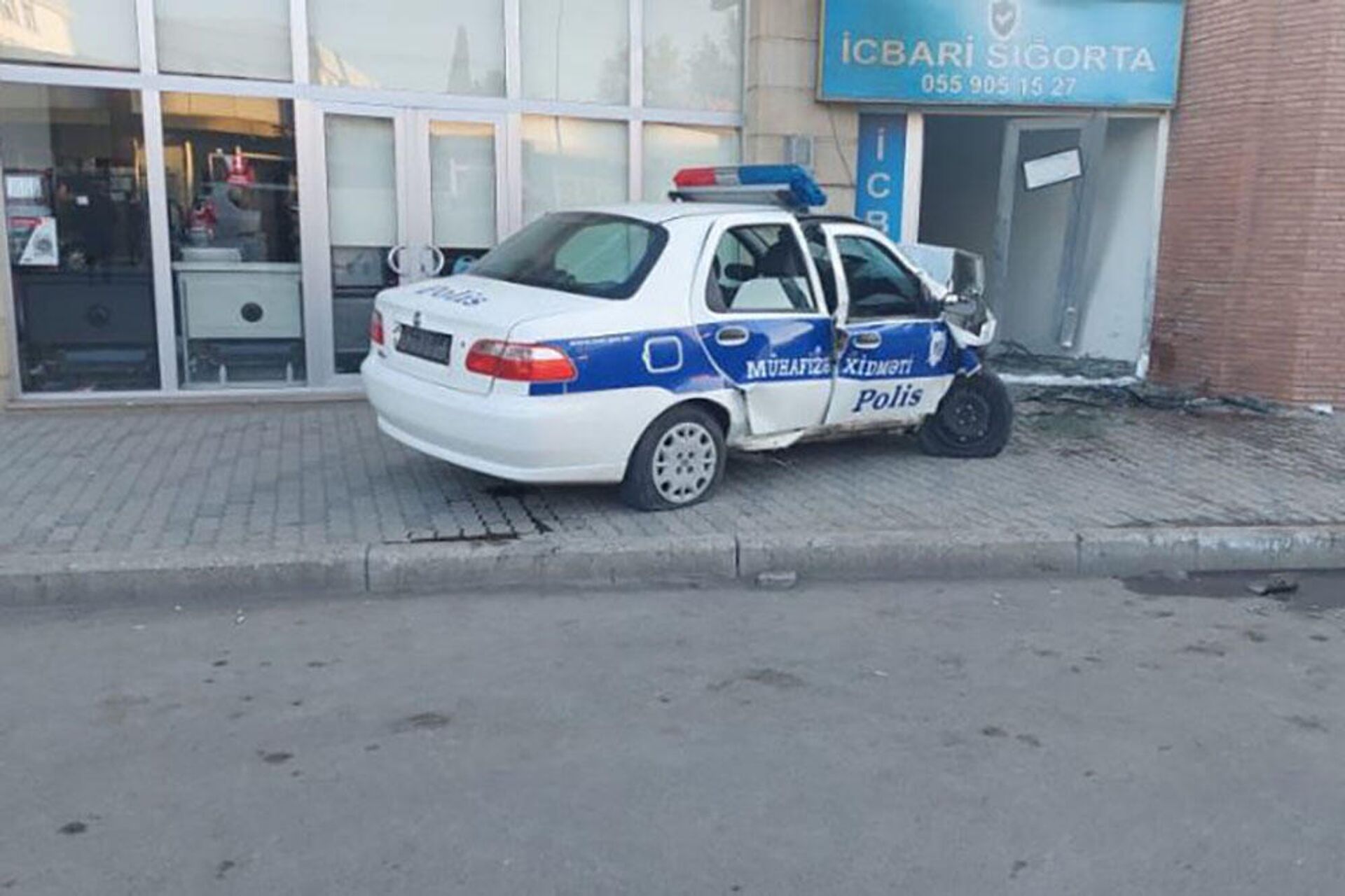 В Гяндже полицейский автомобиль попал в ДТП - Sputnik Azərbaycan, 1920, 24.11.2021