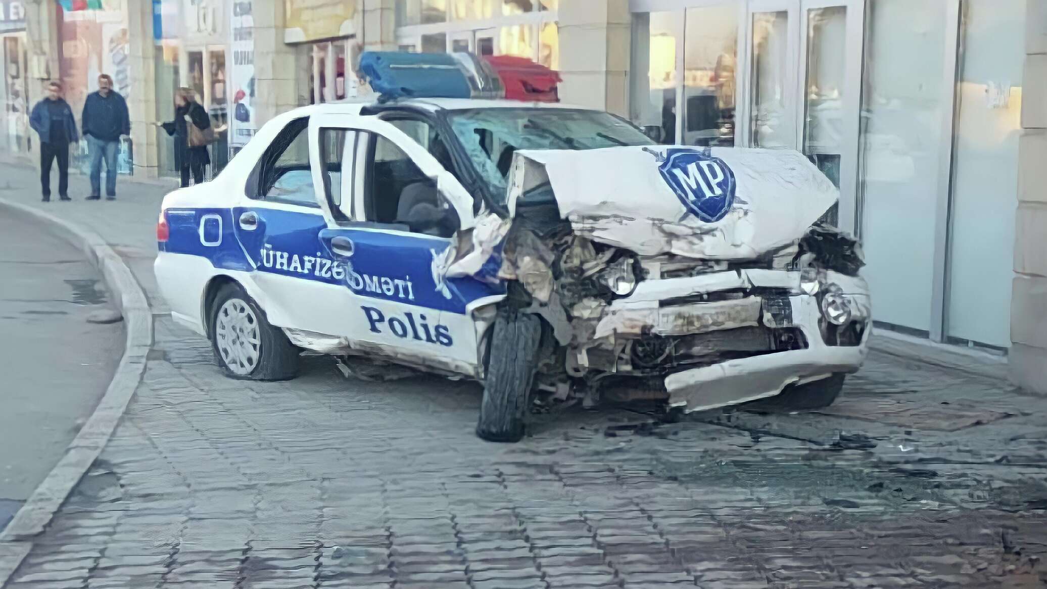 Полицейская машина врезалась. Baku polis masin.