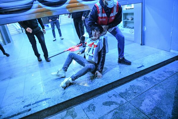 Полиция Стамбула применила силу в отношении участников акции против растущей инфляции, более 40 человек задержаны. - Sputnik Азербайджан