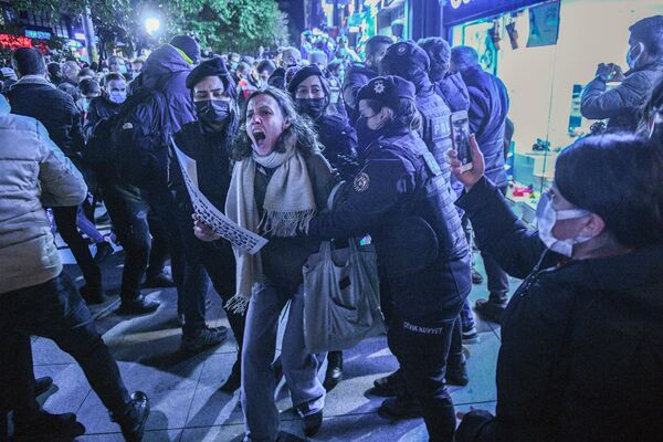 Главное управление безопасности Турции сообщило о возбуждении уголовных дел в связи с призывами в соцсетях к уличным протестам из-за резкого падения курса лиры. - Sputnik Азербайджан