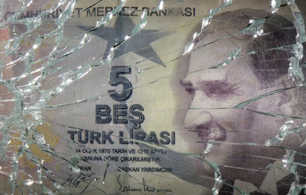 Разбитое стекло поверх банкноты турецкой лиры. - Sputnik Азербайджан