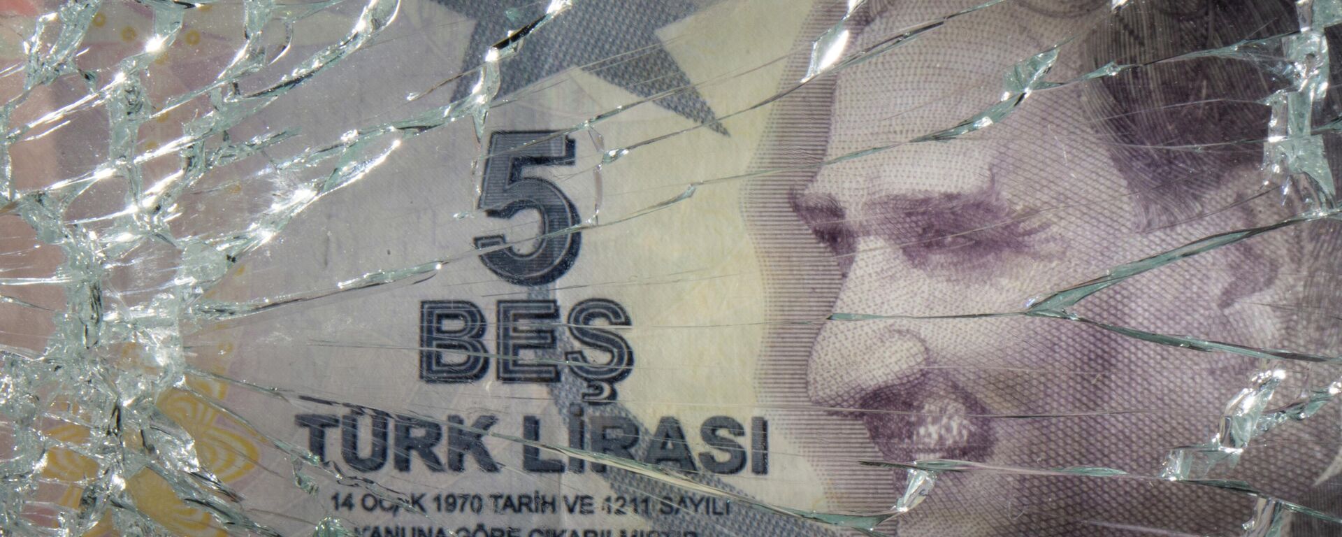Разбитое стекло поверх банкноты турецкой лиры - Sputnik Азербайджан, 1920, 25.11.2021