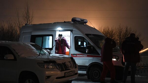 Машина скрой помощи возле шахты Листвяжная в городе Белово, где утром произошло задымление - Sputnik Азербайджан