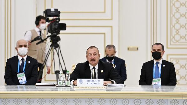 i Prezident İlham Əliyev Aşqabadda İƏT-in XV Zirvə toplantısında çıxışında - Sputnik Азербайджан