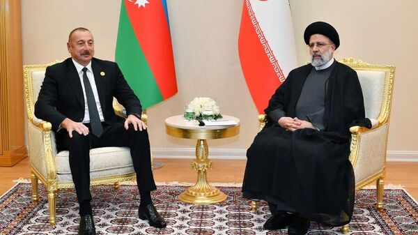 Президент Азербайджана Ильхам Алиев с иранском  коллегой Сеиду Ибрагим Раиси  - Sputnik Азербайджан