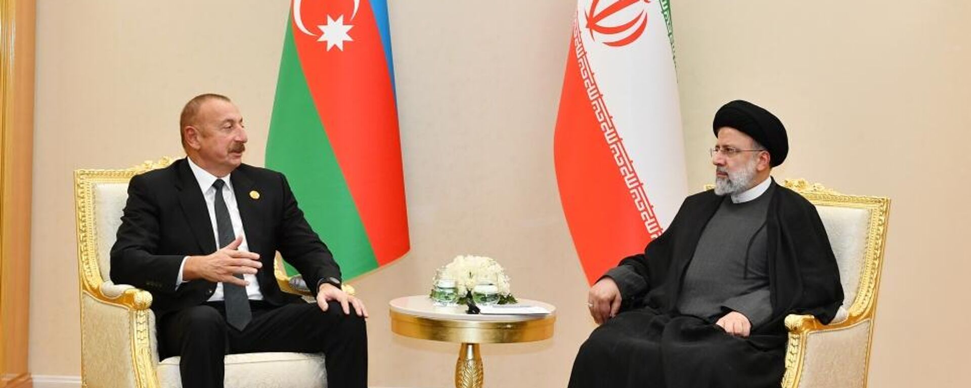 Президенты Азербайджана и Ирана Ильхам Алиев и Ибрахим Раиси - Sputnik Азербайджан, 1920, 28.11.2021