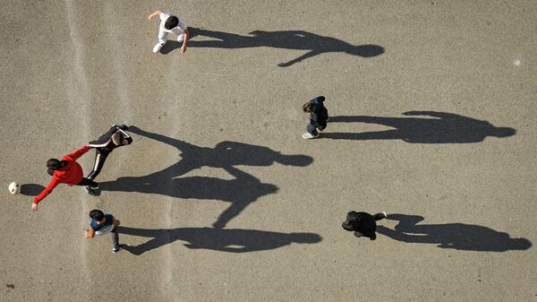 Дети играют в футбол на одной из улиц в Баку - Sputnik Azərbaycan