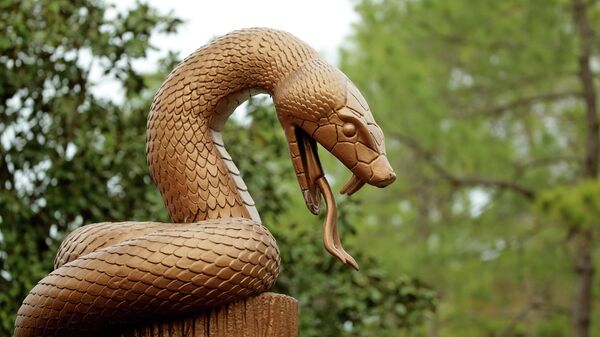Статуя медноголовой змеи, фото из архива - Sputnik Азербайджан