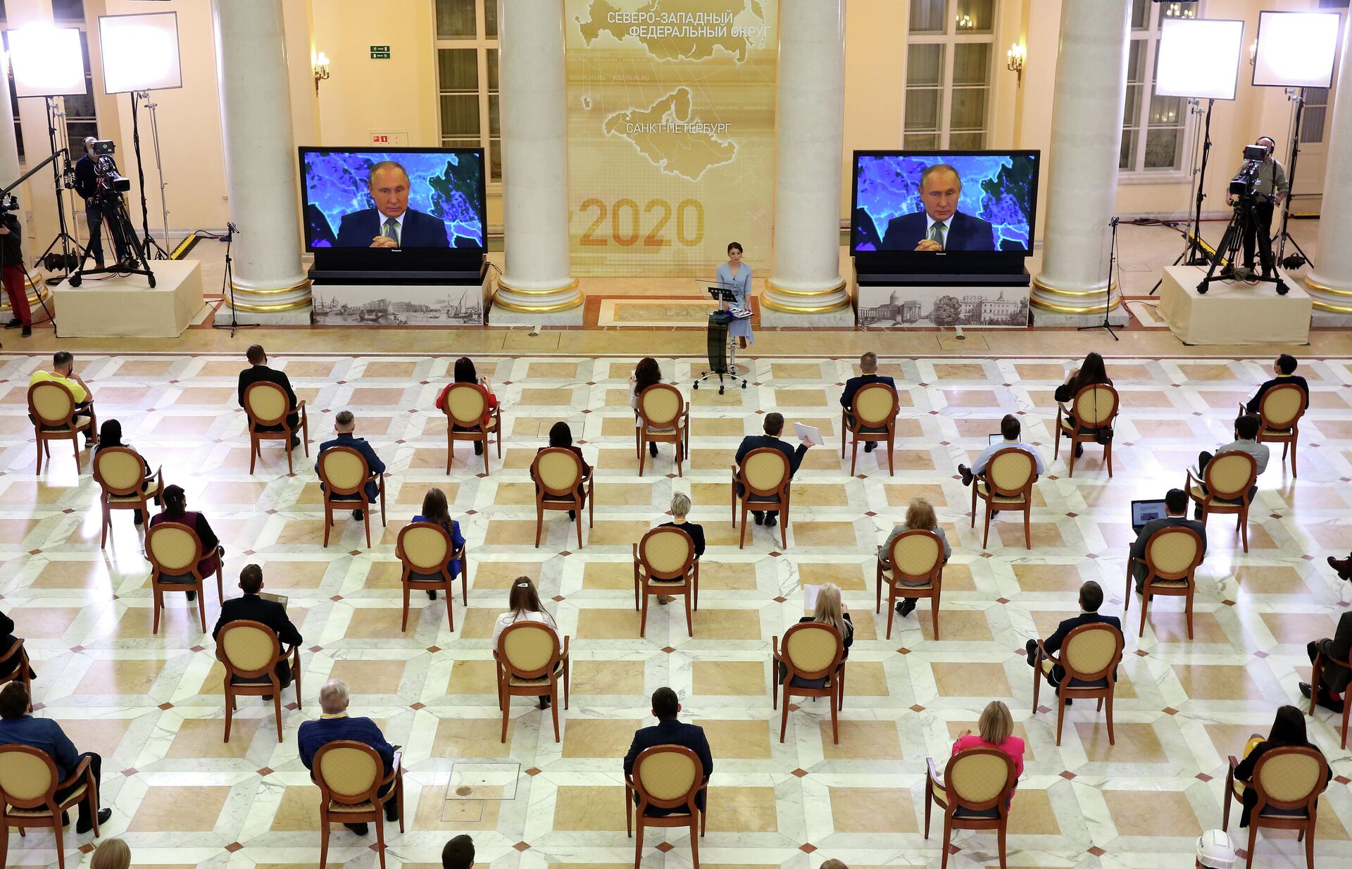 Журналисты во время ежегодной большой пресс-конференции президента РФ Владимира Путина - Sputnik Азербайджан, 1920, 01.12.2021