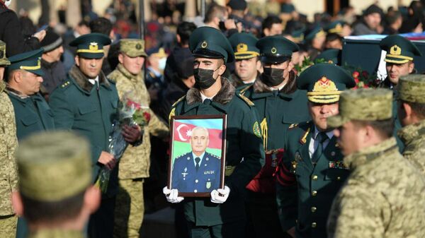 Похороны погибших в крушении военного вертолета Государственной пограничной службы Азербайджана - Sputnik Азербайджан