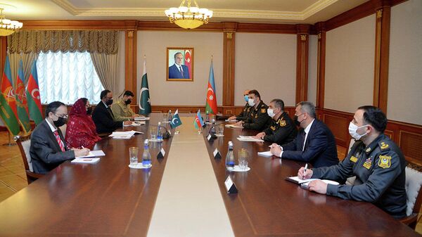 Обсуждены перспективы развития военного сотрудничества между Азербайджаном и Пакистаном - Sputnik Азербайджан