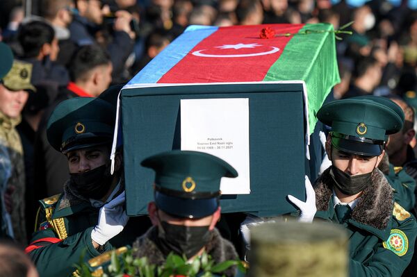 Гробы с военнослужащими, покрытые флагом Азербайджана. - Sputnik Азербайджан