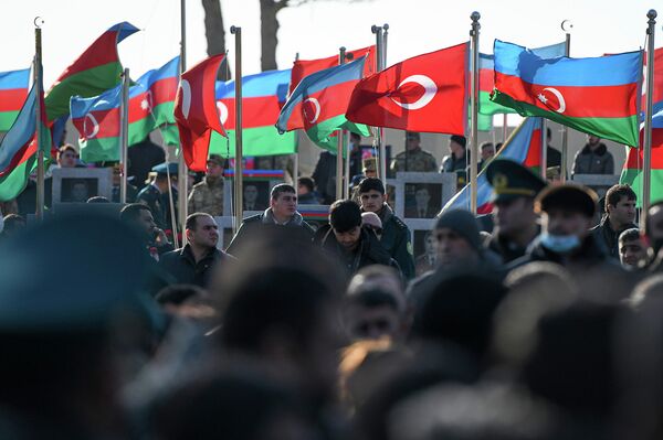 Тела военнослужащих ГПС АР доставлены на вторую Аллею шехидов для захоронения. - Sputnik Азербайджан