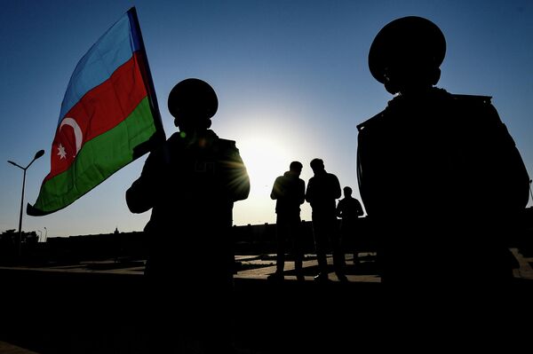 Люди пришли попрощаться с жертвами трагедии в Хызы. - Sputnik Азербайджан